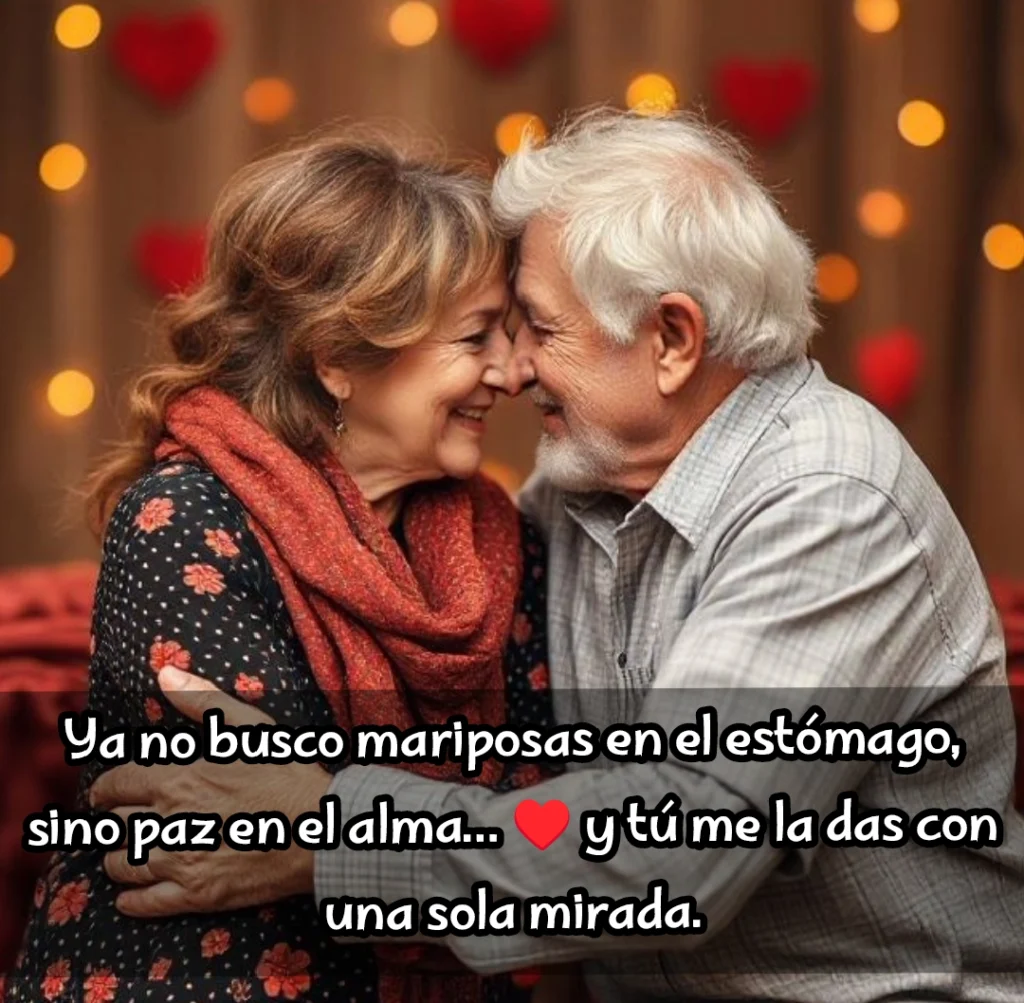 Pareja mayor tocándose la frente entre luces cálidas y corazones, reflejando paz interior y amor duradero.