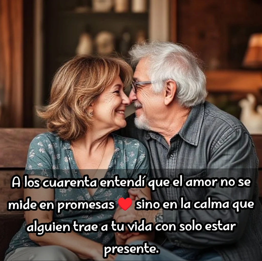 Pareja de adultos mayores mirándose con amor y complicidad en casa, mostrando calma emocional.