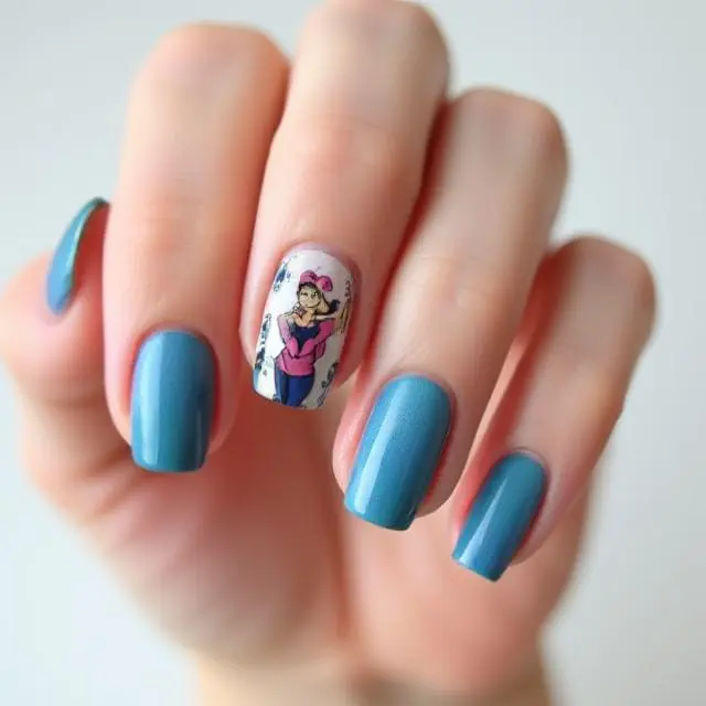 Uñas pintadas en azul con un diseño especial en una de ellas con ilustración femenina.
