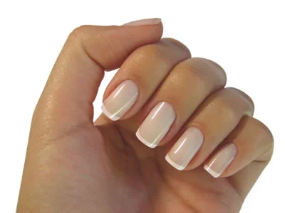 Uñas con manicura francesa clásica en tonos naturales.