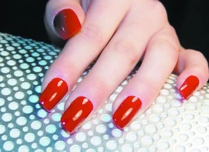 Uñas pintadas en rojo intenso con acabado brillante.