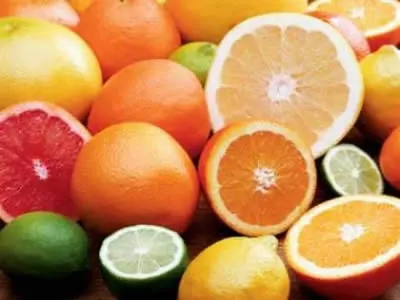 Frutas cítricas como naranjas, limones y pomelos.