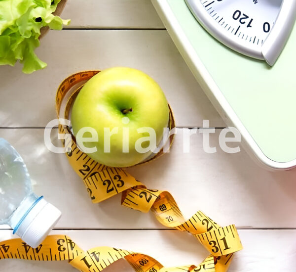 Huevos y manzanas sobre una mesa de cocina, alimentos naturales ideales para bajar de peso