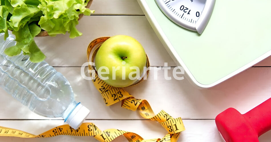 Huevos y manzanas sobre una mesa de cocina, alimentos naturales ideales para bajar de peso