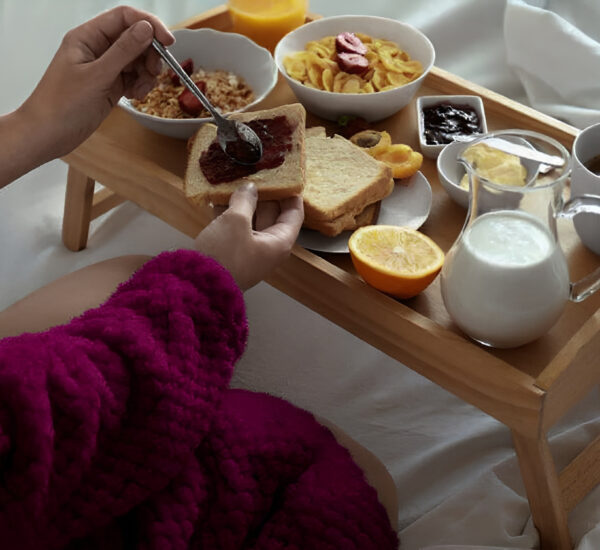 Tazón de avena con frutas y semillas como desayuno saludable para adelgazar